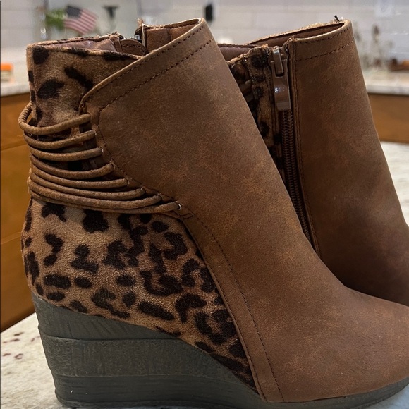 Sbicca Chestnut Ankle Booties -NWT - Picture 3 of 7